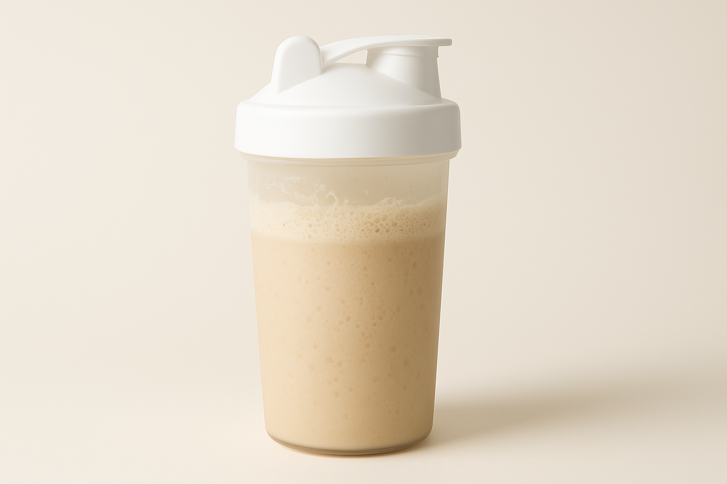 shaker-becher auf hellem hintergrund, Hintergrund einfarbig, Deckel vom shaker ist weiß kein schwarz mit drin, Proteinshake wird im shaker gemischt